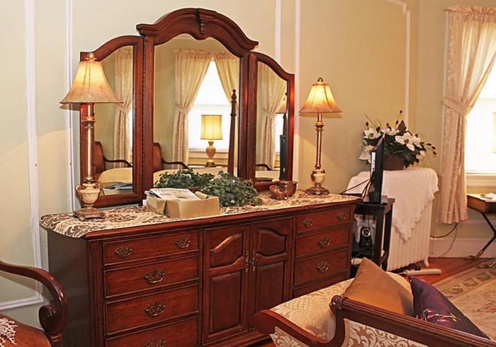Deluxe Queen Room interior