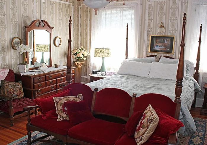 Queen Room interior